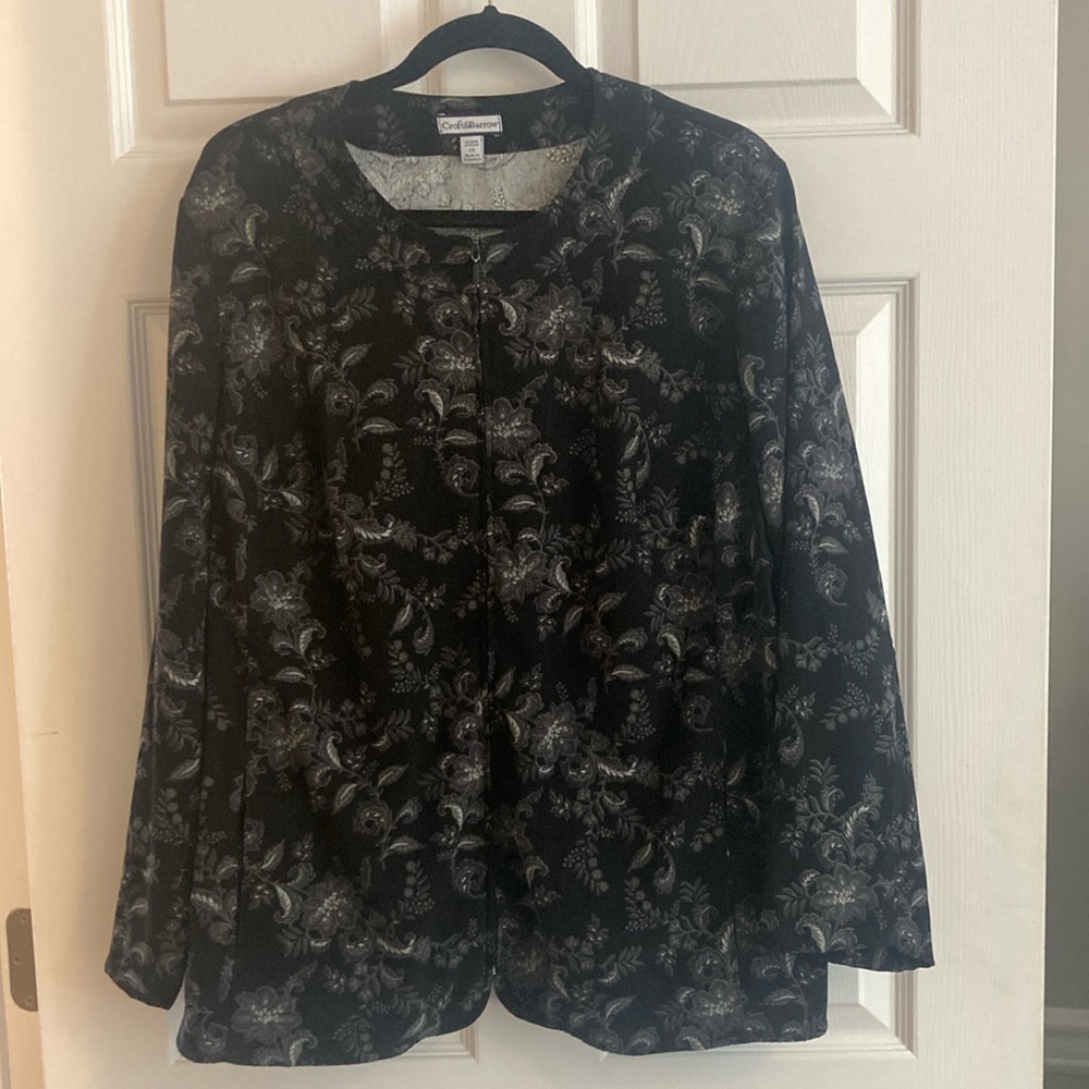 1x Croft and barrow zip front jacket with/pockets. Black and gray.